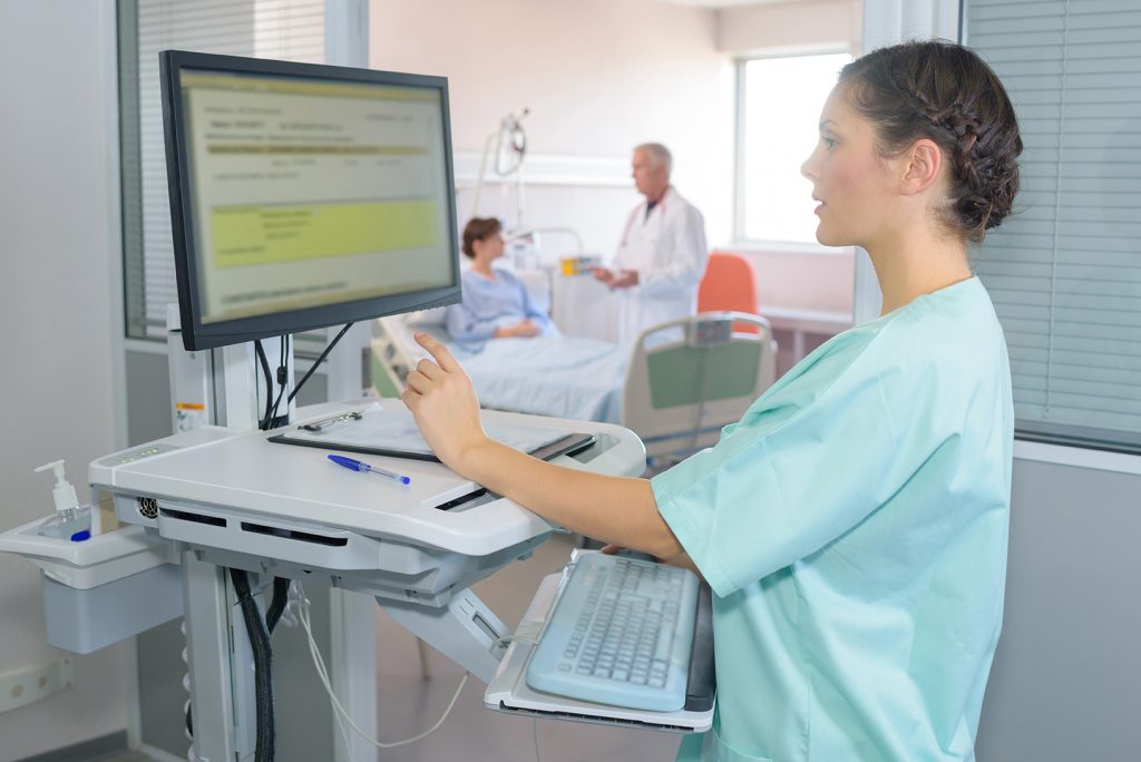 Nurse using emr